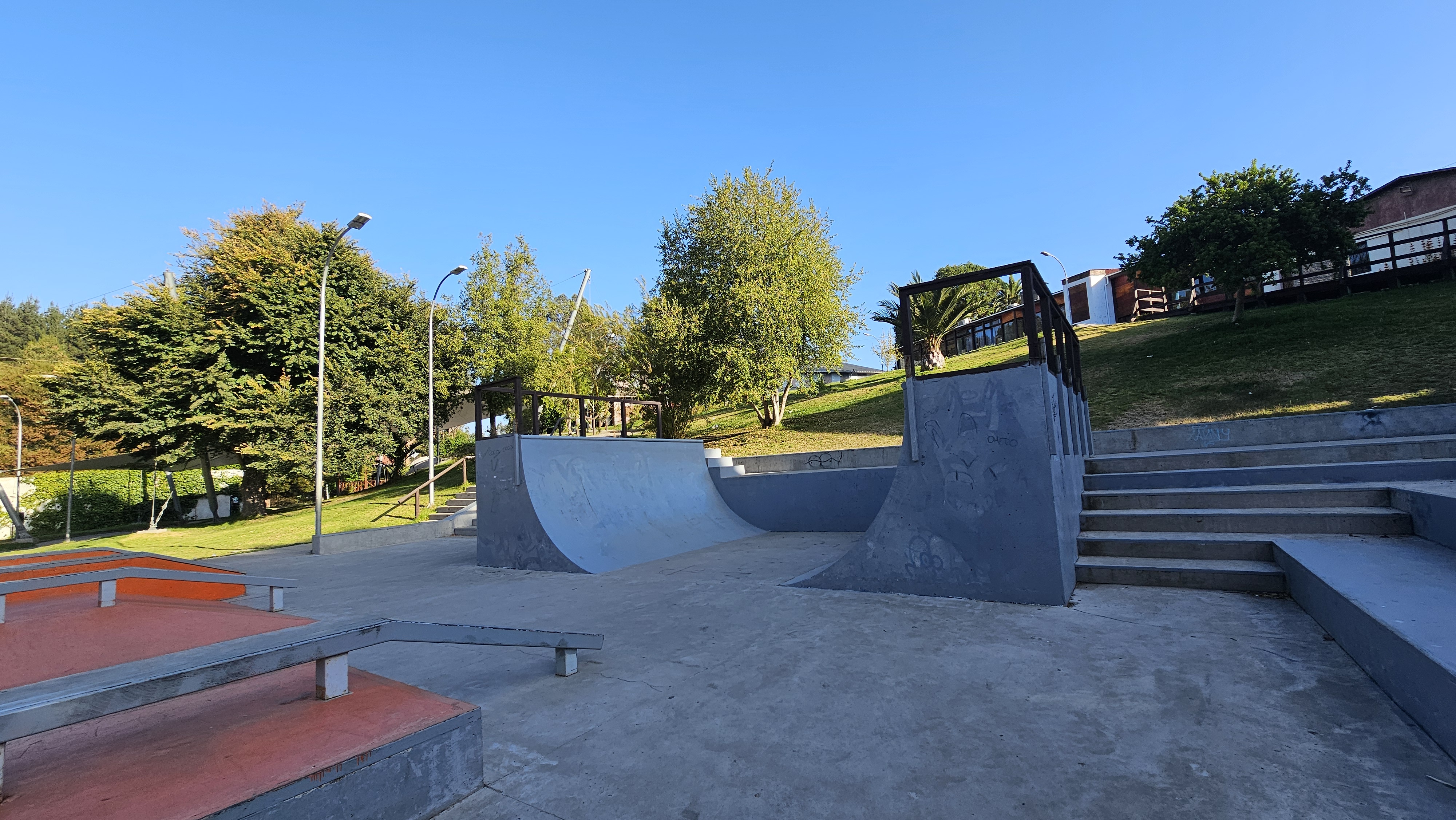 Fotografía del medio tubo del skatepark